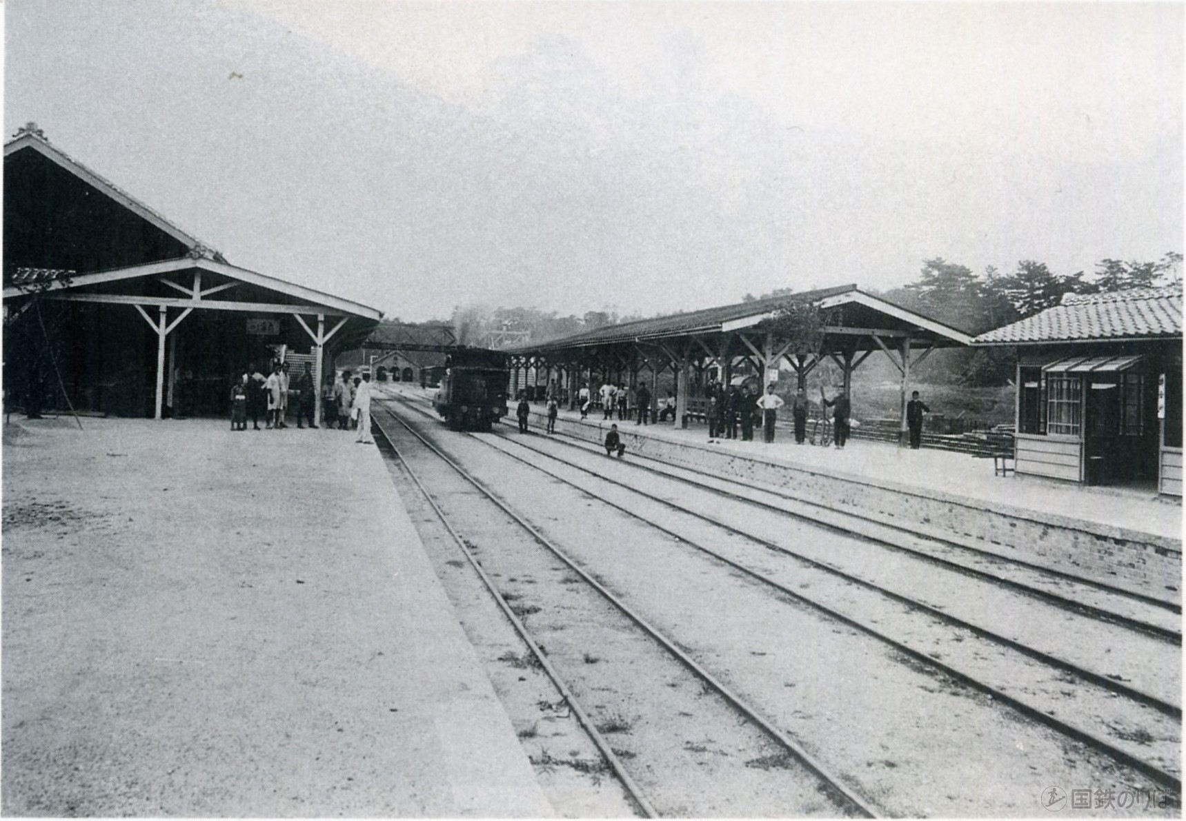 1898年(明治31年)頃・関西鉄道時代の柘植駅。関西参宮鉄道案内記」(明治31年10月8日発行)。写真はパブリックドメイン