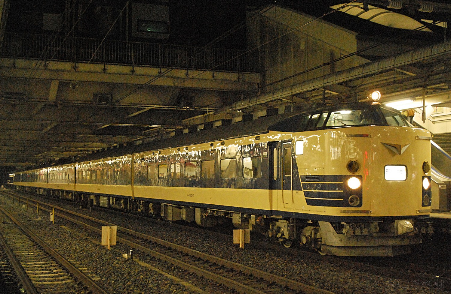 伊東への団臨の返却回送で大宮に停車する583系N1N2編成。2012年2月25日