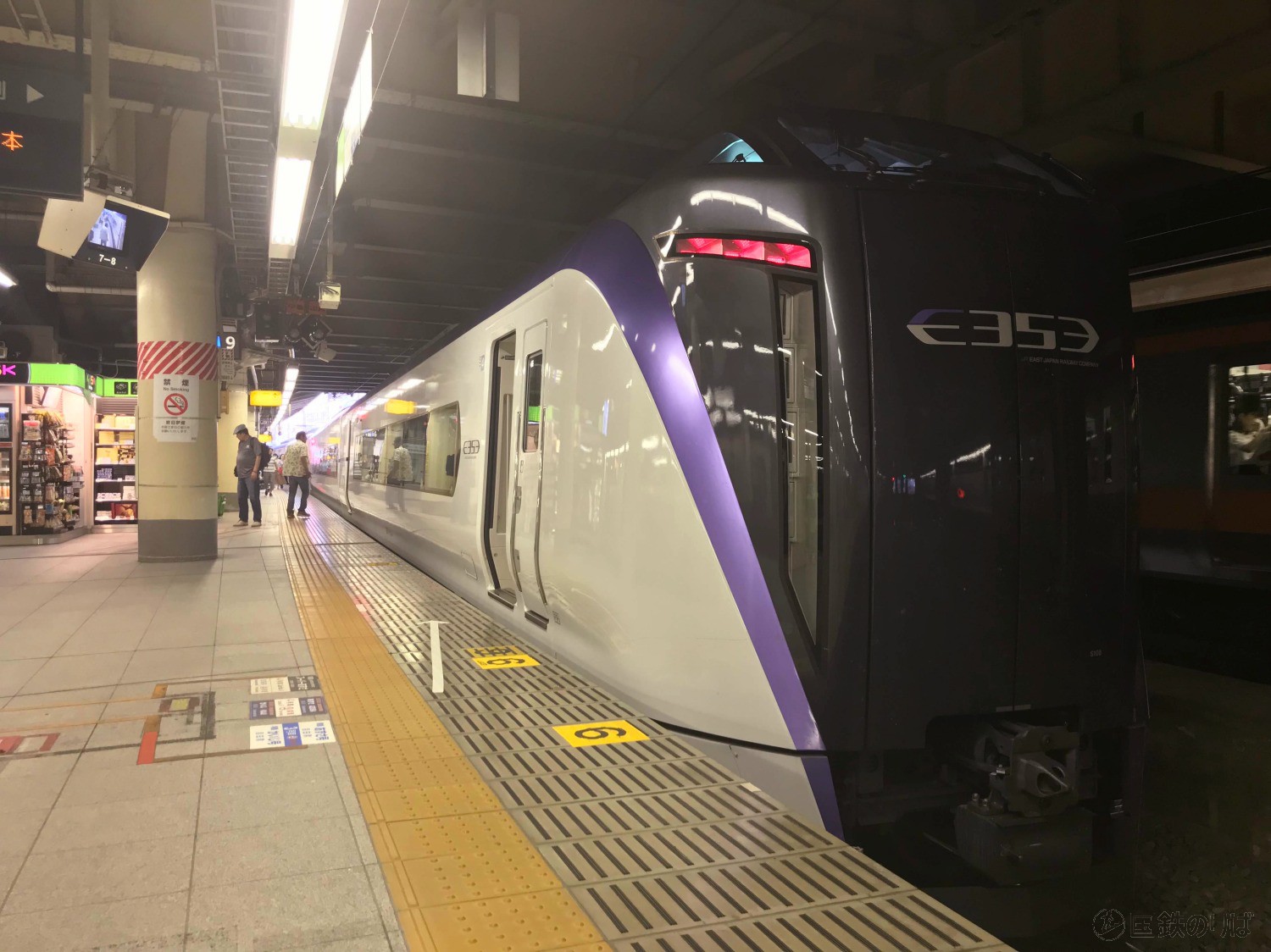 中央線特急では新宿発14時のスーパーあずさが最速列車として位置づけられている。1日1往復のみ立川を通過し、新宿ー八王子をノンストップ、その他甲府、茅野、上諏訪にしか止まらない。
